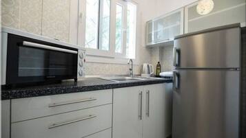 Frigorifero, forno, piano cottura, bollitore elettrico