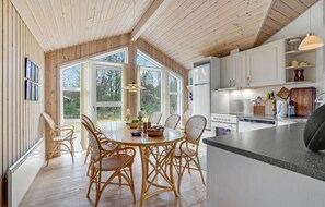 Kylskåp, mikrovågsugn, spishäll och diskmaskin