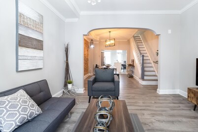 Beautifully Renovated row House in Trendy Canton, private parking driveway