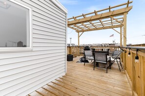 Property grounds - Beautifully Renovated row House in Trendy Canton, private parking driveway (Baltimore)