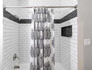 Combined shower/tub, hair dryer, towels, soap - Beautifully Renovated row House in Trendy Canton, private parking driveway (Baltimore)