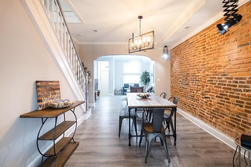 Beautifully Renovated row House in Trendy Canton, private parking driveway