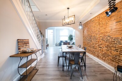 Beautifully Renovated row House in Trendy Canton, private parking driveway