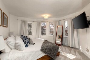 4 bedrooms, iron/ironing board, WiFi, bed sheets