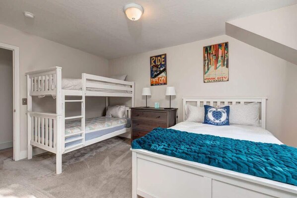 4 bedrooms, iron/ironing board, WiFi, bed sheets