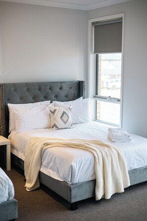 6 bedrooms, blackout curtains, iron/ironing board, free WiFi - Luxury Waterfront Grand Villa in Melbourne (Point Cook)
