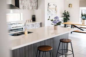 Fridge, microwave, oven, stovetop - Luxury Waterfront Grand Villa in Melbourne (Point Cook)