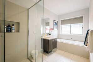 Separate bathtub and shower, free toiletries, hair dryer, towels - Luxury Waterfront Grand Villa in Melbourne (Point Cook)