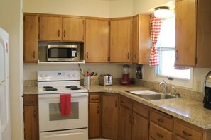Fridge, microwave, oven, stovetop - Make Yourself at Home (Miles City)