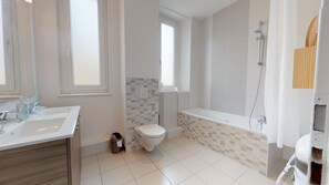 Bathtub, hair dryer, towels - L'Entêté clim hypercentre 5 à 7 personnes (Colmar)