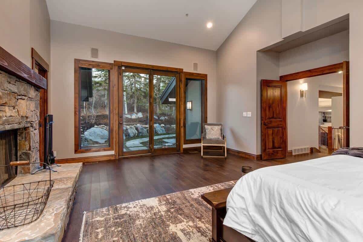 5 bedrooms, iron/ironing board, WiFi, bed sheets