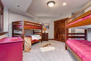 5 bedrooms, iron/ironing board, WiFi, bed sheets