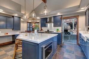 冷蔵庫、電子レンジ、オーブン、コンロ