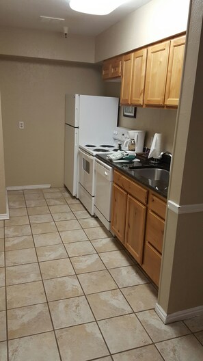 Fridge, microwave, oven, stovetop - 28% OFF WALK TO LIFTS Sweetwater Lift Lodge 2-Bedroom 12/27/2025 thru 1/3/2026 (Park City)