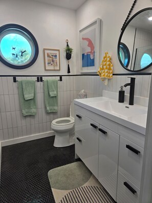 Combined shower/bathtub, hair dryer, towels, soap