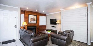 Een televisie en een open haard