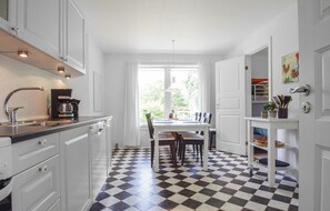 Frigorífic, placa de cuina, rentaplats i cafetera i tetera 