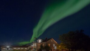 Una casa amb una escala visible i un porxo.