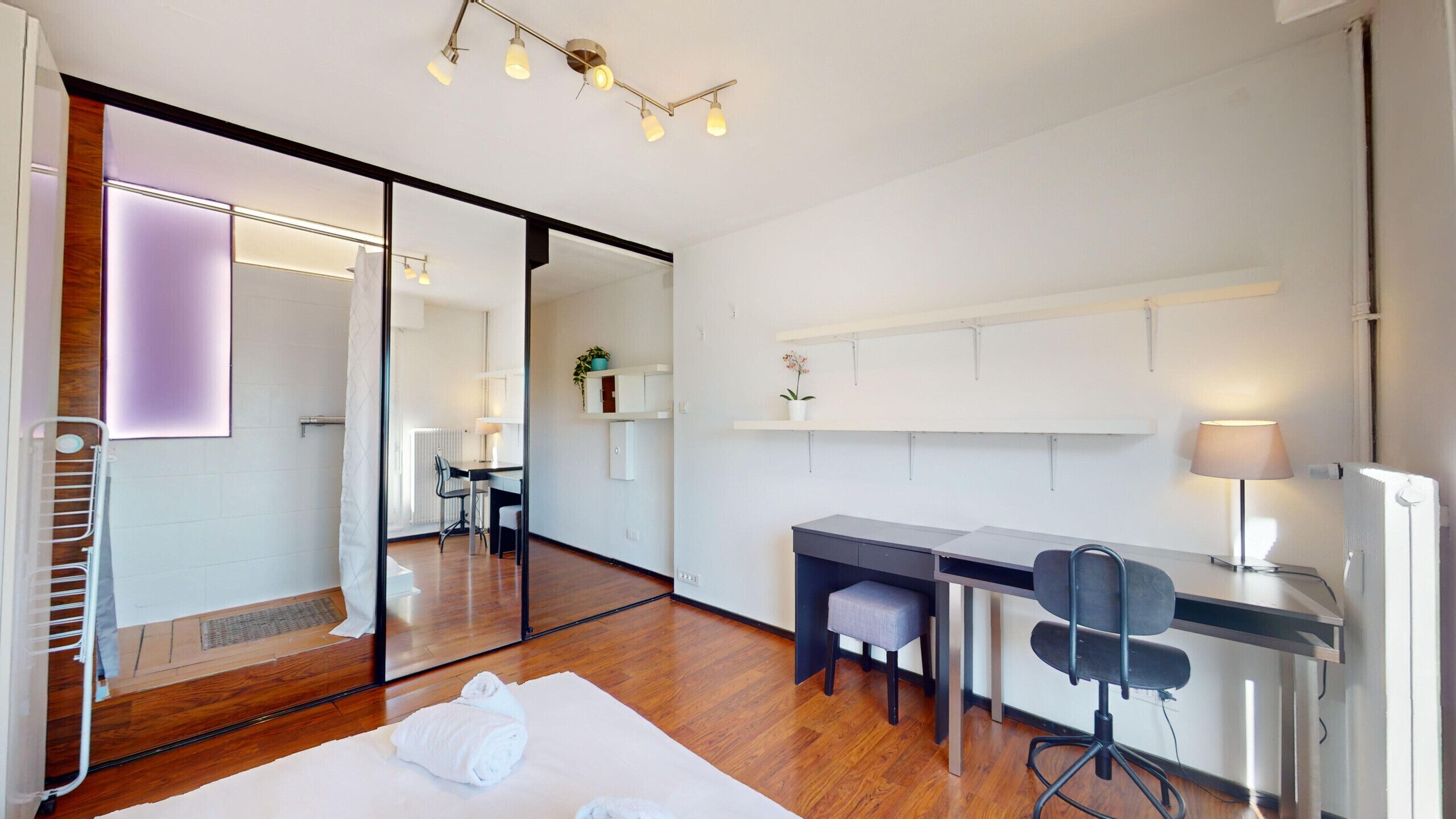 1 chambre, bureau, fer et planche à repasser, accès au Wi-Fi (inclus)