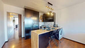 Refrigerador, microondas, horno, placa de cocina