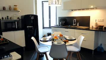 Kühlschrank, Mikrowelle, Ofen, Herdplatte