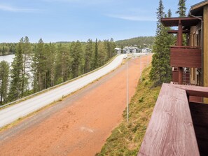 A ski lift with a wooden structure and a dirt path leading to a building with a sloped roof. - Länsirinne d 16 by Interhome (Kuusamo)