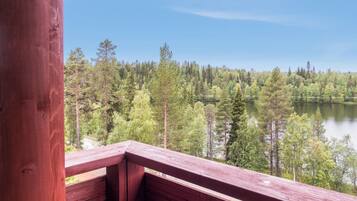 Puinen terassi, jolta avautuu näkymä metsäiselle järvelle.