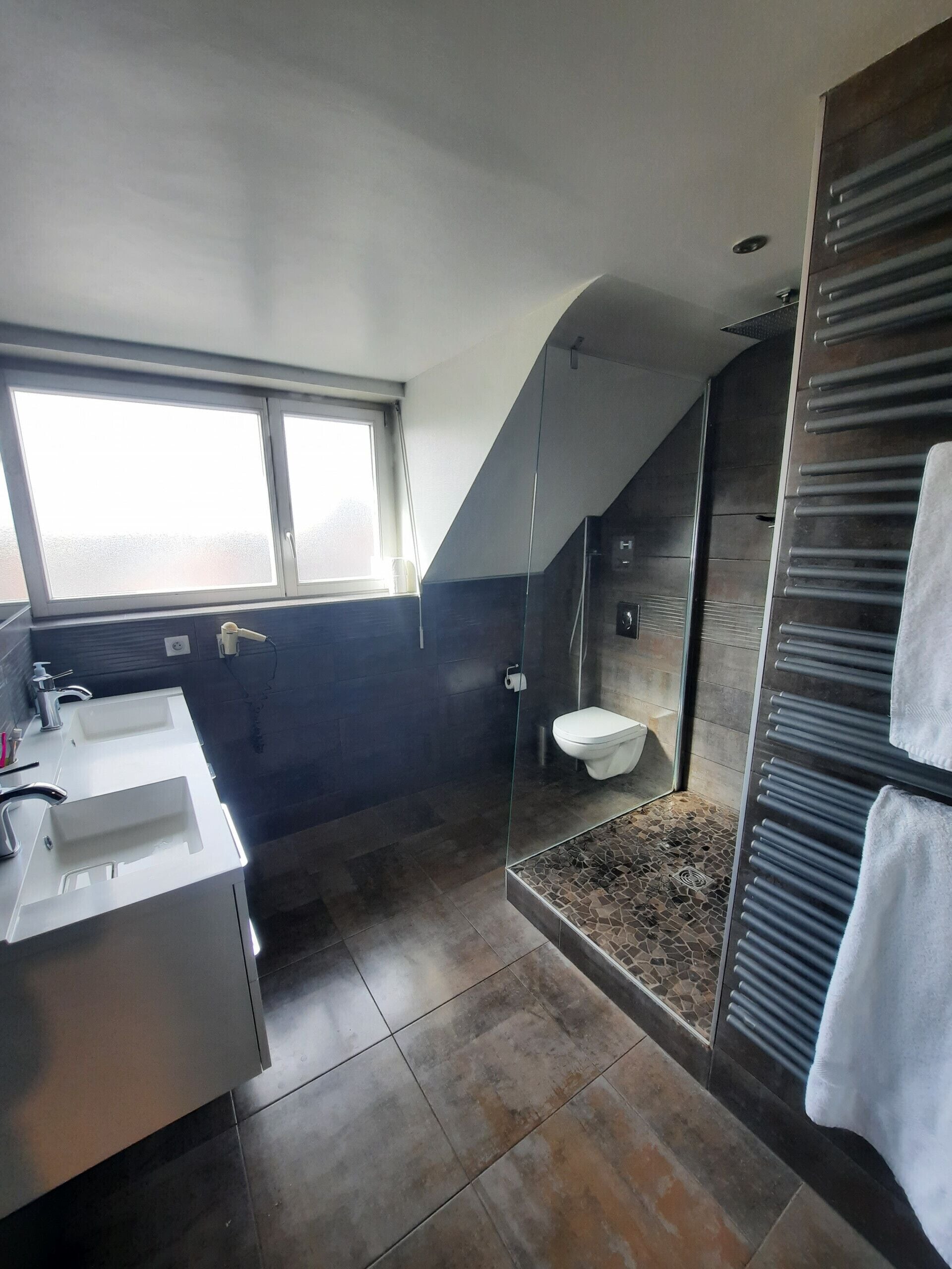 Baignoire, sèche-cheveux, serviettes fournies