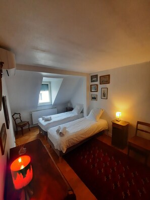 4 bedrooms, desk, iron/ironing board, free WiFi