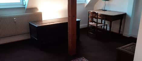 4 chambres, bureau, fer et planche Ă repasser, accĂšs au Wi-Fi (inclus)