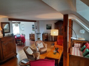 Télévision, chaîne hi-fi, espaces bureaux