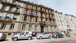A multi-story building with a classic architectural style, featuring balconies with wrought iron railings. - emilie 145m2 ac 1 free parking 4br 2bth (Strasbourg)