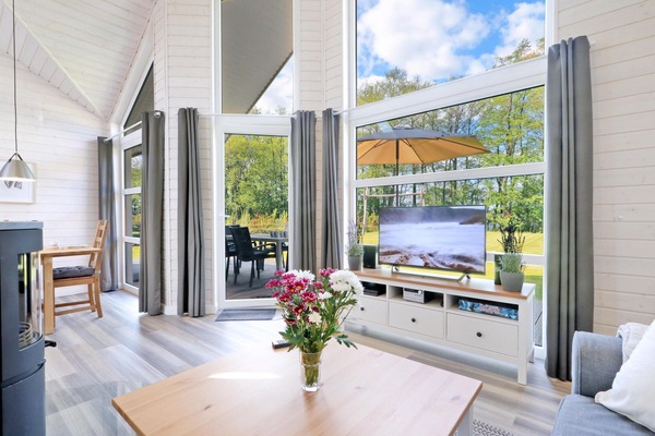 Una televisión, una chimenea