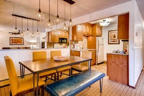 Dining - 28% OFF Eagle Point 2-Bedroom Fri 12/19/2025 thru Fri 12/26/2025 (Vail)