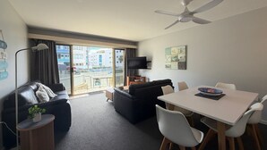 Living area - Dulkara 5 Kings Beach Location With Views (Kings Beach)