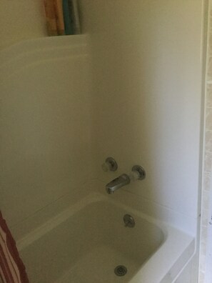 Duschwanne, Handtücher, Toilettenpapier