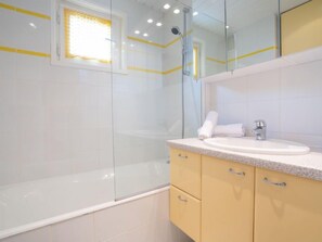 Bathroom - Le Prariond (Val Claret) by Interhome (Tignes)