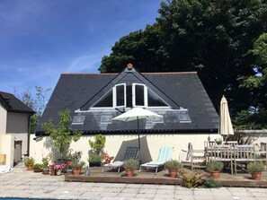 Outdoor dining - Pool Lodge, rural cottage-house, self catering property, rural, North Cornwall. (Helstone)