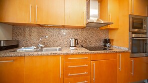 Een koelkast, een microgolfoven, een oven, een vaatwasser