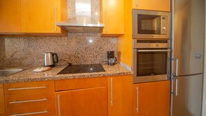 ثلاجة، ميكروويف، فرن، غسالة أطباق