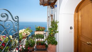 A balcony with potted plants and a view of the sea. - CASA PERLA - Positano AMALFI COAST (Positano)