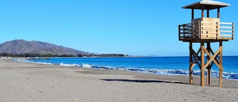 Ubicación a pie de playa y tumbonas