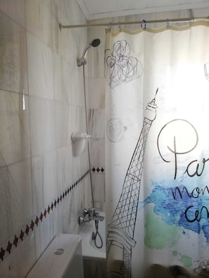 Badewanne, Haartrockner, Bidet, HandtĂŒcher