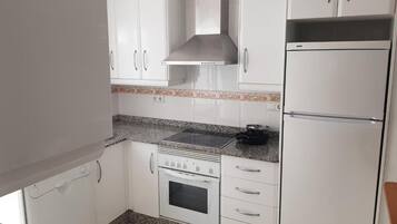 Een koelkast, een magnetron, een oven, een kookplaat