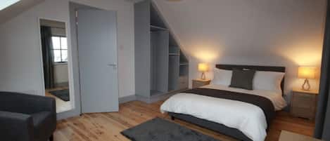 3 bedrooms, iron/ironing board, WiFi, bed sheets