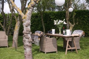 Outdoor dining - Secluded and Luxurious Shepherd's Hut (Melksham)