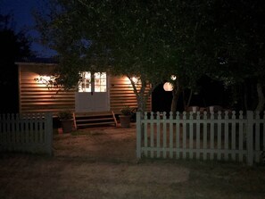 Exterior - Secluded and Luxurious Shepherd's Hut (Melksham)