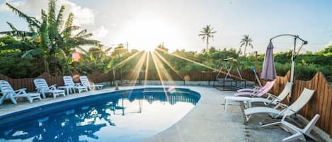 Piscine extérieure, chaises longues