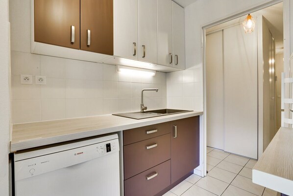 Fridge, microwave, dishwasher