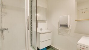 Een badkamer met een wit wastafel, spiegel en toilet van Bosch.